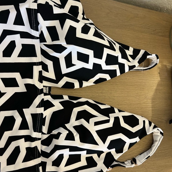 Stylish Black and White Geometric Women Swim One Piece - Picture 2 of 7